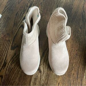 NWOT Bzees camel bootie